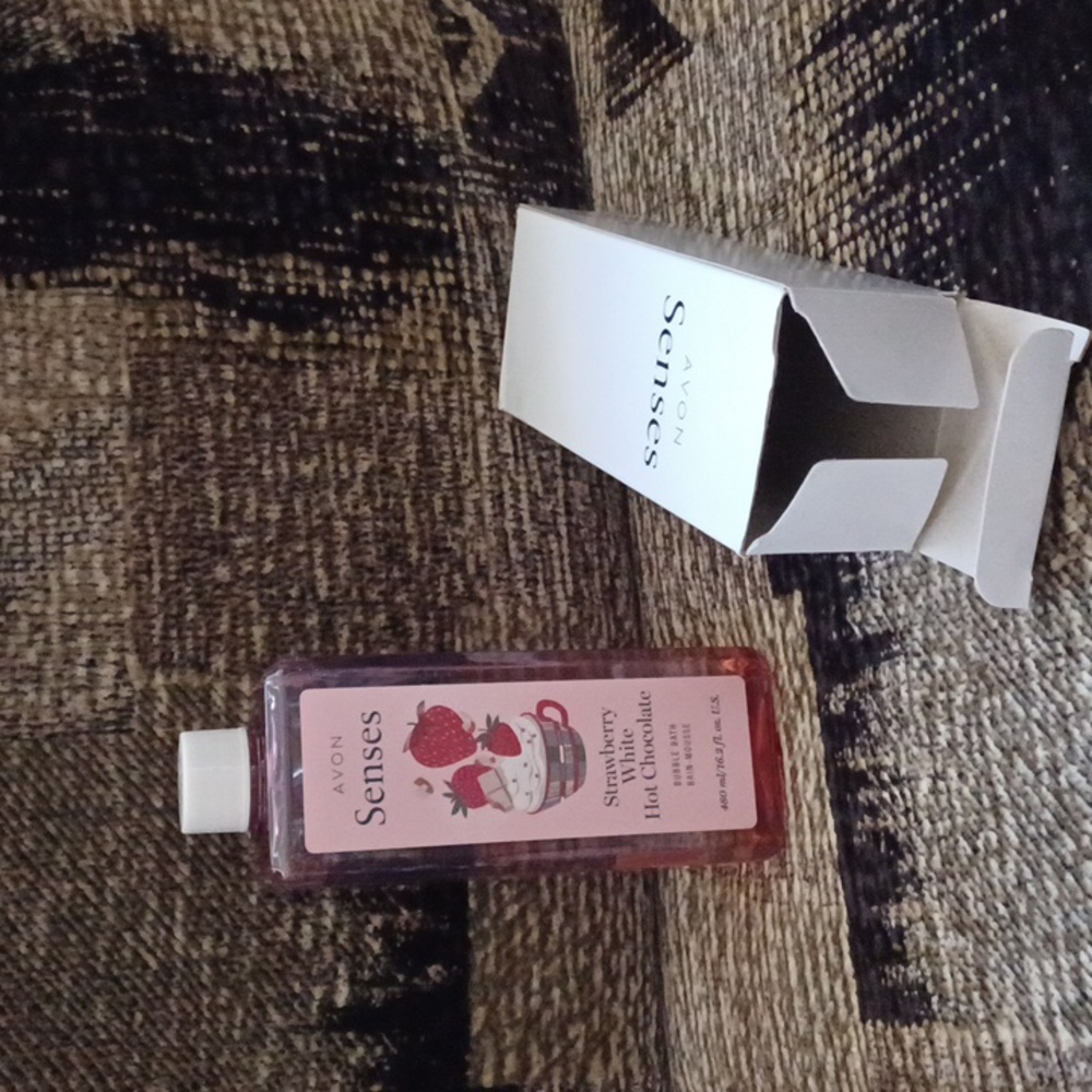4/$40 New Avon Senses Strawberry White Hot Chocolate Bubble Bath - 480 mL
